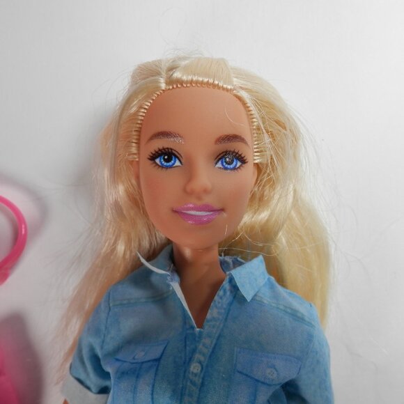 2018 Barbie Travel Themed Doll With Pink Suitcase Backpack Neck Pillow FWV25 - Picture 2 of 11